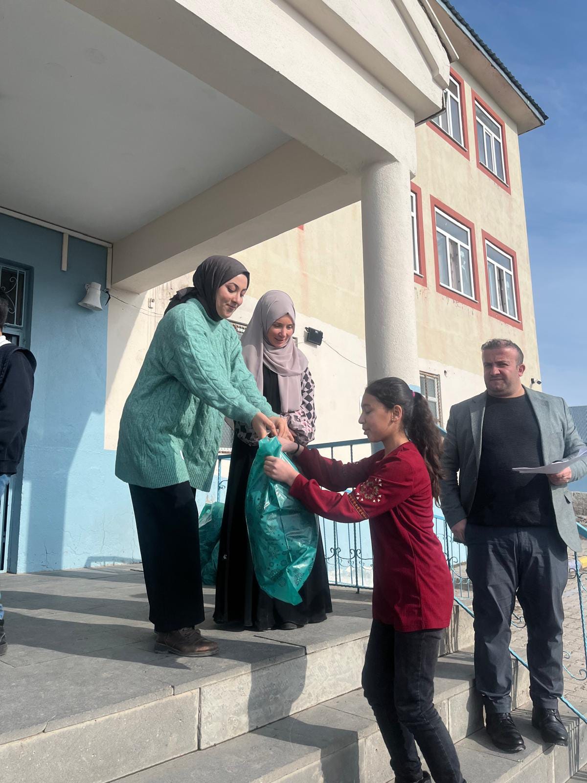 Ağrı Patnos Kuşkaya İlkokulu önünde yardım paketleriyle toplanan öğrenciler ve gönüllüler