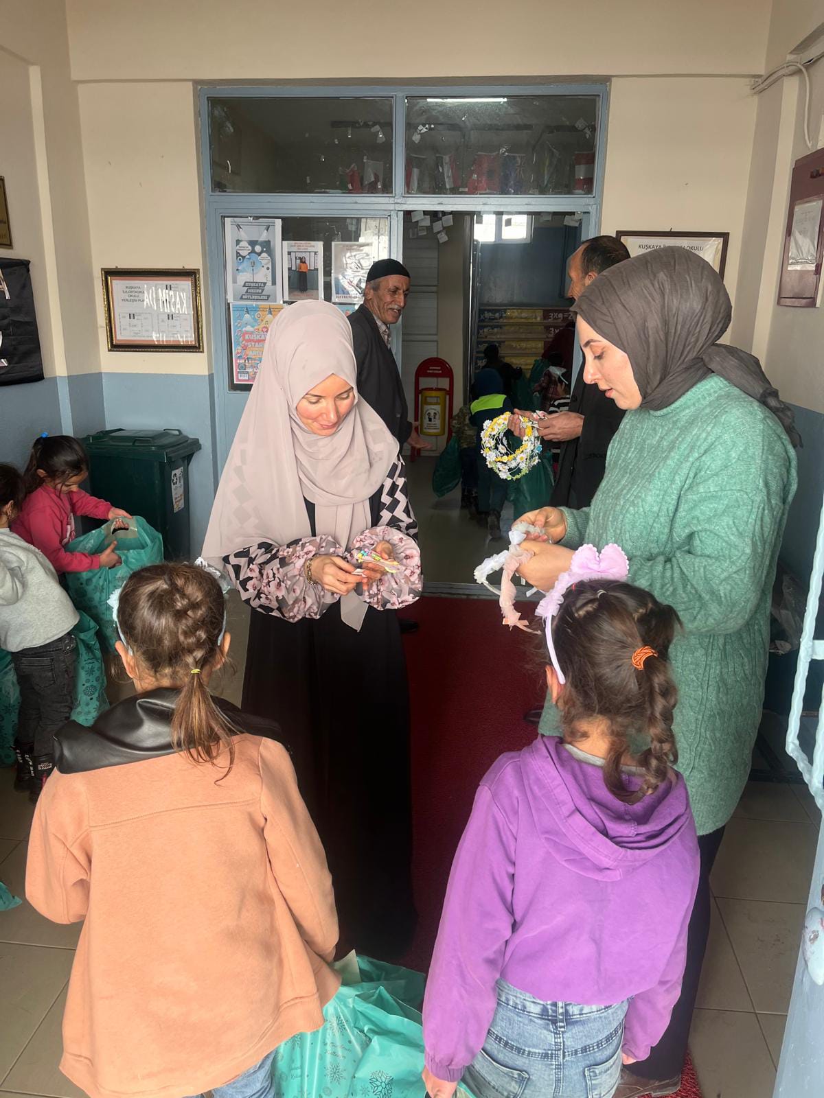 Öğrencilere teslim edilen kışlık yardım paketleri