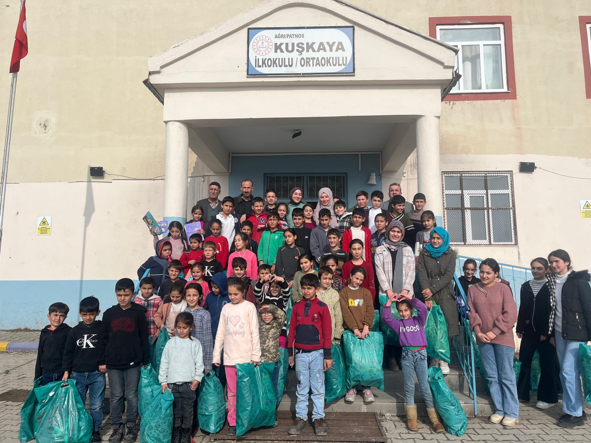 Dağıtım günü okul bahçesinde bir araya gelen öğrenciler