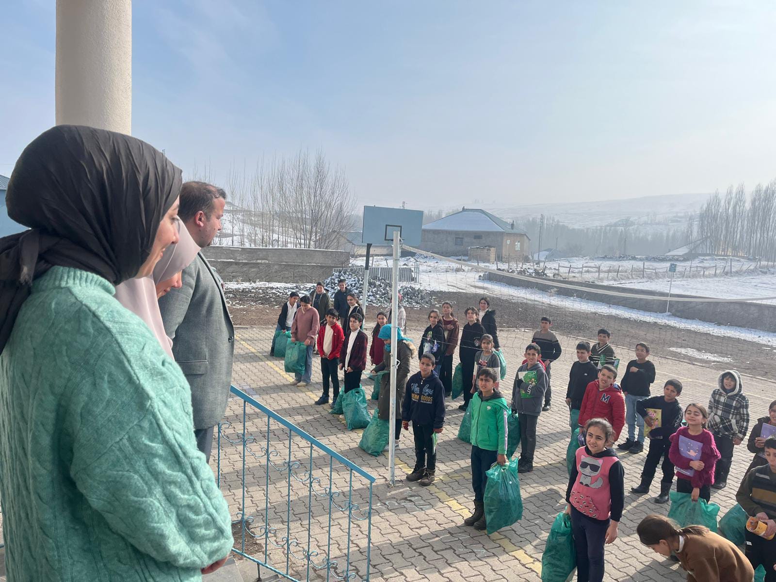 Dağıtım sırasında öğrencilere eşlik eden gönüllü ekip